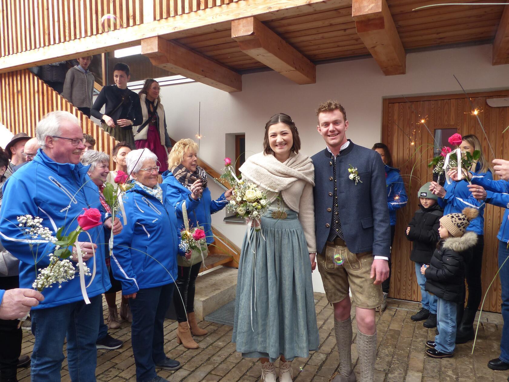 Mit einem langen Spalier wurden Walburga Regensburger aus dem Freystädter Ortsteil Höfen und Philipp Hollweck aus Thann (Stadt Berching) nach der Trauung empfangen. Kennengelernt haben sich die beiden 23-Jährigen schon vor zehn Jahren an der Realschule in Berching und pflegten seither eine gute Freundschaft. Vor über vier Jahren waren sie wieder einmal gemeinsam auf einem Grillfest bei Freunden eingeladen und stellten fest: „Da ist viel mehr“. Es wurde Liebe, die sie nun mit dem Eheversprechen gekrönt haben.