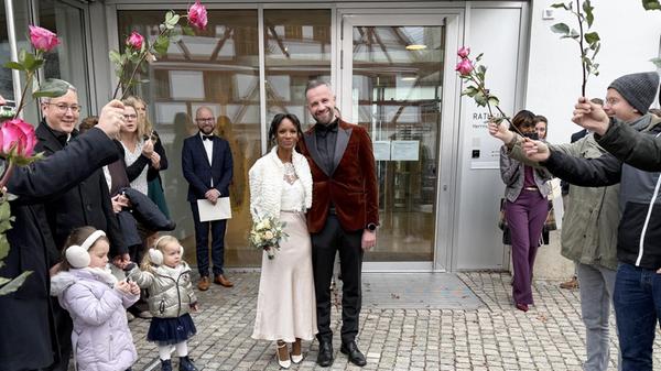 In Berg haben sich Alexander Dörrmann und Samantha Wairimu Njuguna das Ja-Wort gegeben. Der 42-jährige Maurermeister und Oberbauleiter der Firma Schenk aus Berg heiratete die 36-jährige Projektmanagerin im Trauungszimmer des Berger Rathauses. Das Paar hatte sich im Mai 2015 in Nürnberg kennengelernt. Die Trauung vollzog der zweite Berger Bürgermeister Christian Lehmeyer vor der Hochzeitsgesellschaft. Am Sophie-Scholl-Platz standen Spalier für die Neuvermählten: Arbeitskollegen der Firma Schenk, die Berger Kirwaleit, die Feuerwehrgruppe und die Stammtischbrüder sowie viele Freunde und Bekannte. Das Ehepaar wohnt in Berg, wo vor Jahren ein Haus errichtet wurde. Die Hochzeitsfeier fand im Hotel-Gasthaus Winkler in Lengenfeld statt.