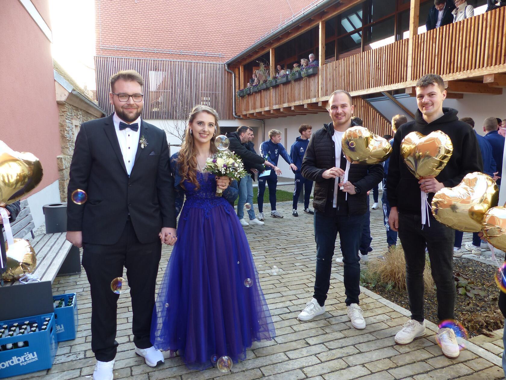 Im November vor einem Jahr trafen sich Madleen Pellikann aus Pollanten und Jonas Seemeier aus Holnstein in der Freystädter Kneipe „White Horse“ das erste Mal. Madleen war als Gast zur Neunziger-Party gekommen, bei der Jonas als DJ Josee aufgelegt hat. Der Funke sprang sofort über, beide verliebten sich Hals über Kopf ineinander und keiner von beiden wollte mehr ohne den anderen sein. Inzwischen wohnen die Verliebten, er ist 27 Jahre, sie 28 Jahre alt, gemeinsam in Sulzkirchen. Kurz vor dem Weihnachtsfest gaben sie sich das Ja-Wort im Freystädter Standesamt. Nach dem Festakt grüßten die Fußballer des TSV Berching und Freunde von Jonas aus Pollanten mit einem Spalier. Gefeiert wurde im Anschluss wieder im „White Horse“.