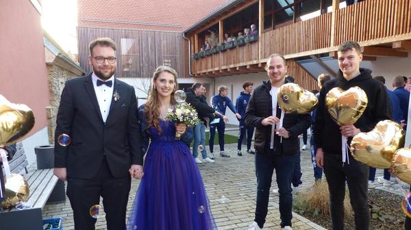 Im November vor einem Jahr trafen sich Madleen Pellikann aus Pollanten und Jonas Seemeier aus Holnstein in der Freystädter Kneipe „White Horse“ das erste Mal. Madleen war als Gast zur Neunziger-Party gekommen, bei der Jonas als DJ Josee aufgelegt hat. Der Funke sprang sofort über, beide verliebten sich Hals über Kopf ineinander und keiner von beiden wollte mehr ohne den anderen sein. Inzwischen wohnen die Verliebten, er ist 27 Jahre, sie 28 Jahre alt, gemeinsam in Sulzkirchen. Kurz vor dem Weihnachtsfest gaben sie sich das Ja-Wort im Freystädter Standesamt. Nach dem Festakt grüßten die Fußballer des TSV Berching und Freunde von Jonas aus Pollanten mit einem Spalier. Gefeiert wurde im Anschluss wieder im „White Horse“.