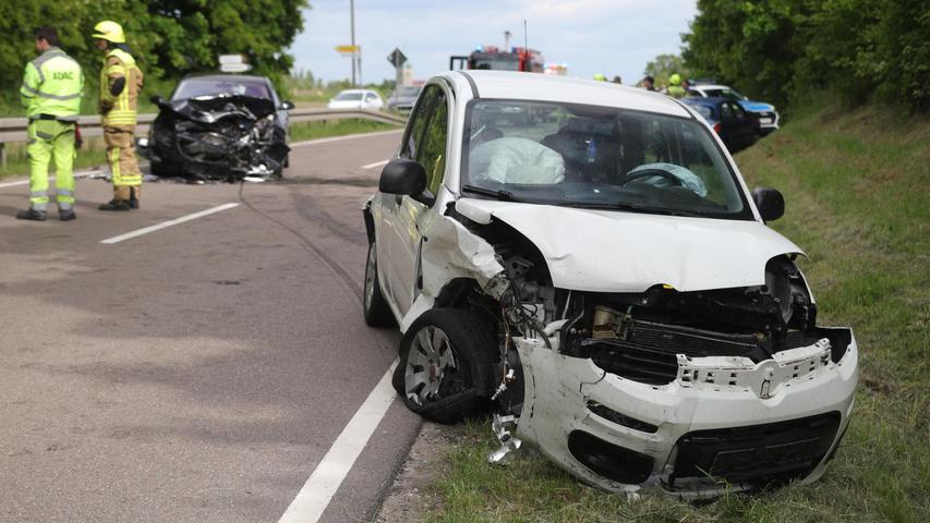 Der weiße Pkw war durch das Auffahren eines nachfolgenden Autos in den Gegenverkehr geschleudert worden und dort frontal mit einem Fahrzeug zusammengestoßen, in dem auch ein Kind saß. Der weiße Pkw war durch das Auffahren eines nachfolgenden Autos in den Gegenverkehr geschleudert worden und dort frontal mit einem Fahrzeug zusammengestoßen, in dem auch ein Kind saß.