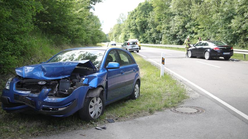 Drei Fahrzeuge waren an dem Unfall bei Markt Erlbach beteiligt. Drei Fahrzeuge waren an dem Unfall bei Markt Erlbach beteiligt.