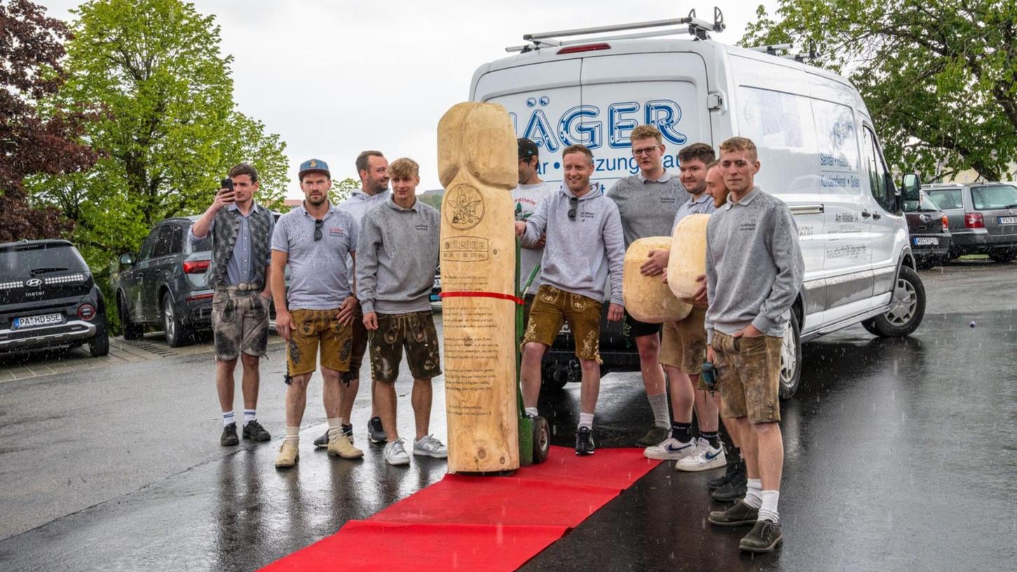 Der Riesen-Penis aus Holz soll künftig in Niederbayern für ein Kinderwunschzentrum werben. Der Riesen-Penis aus Holz soll künftig in Niederbayern für ein Kinderwunschzentrum werben.