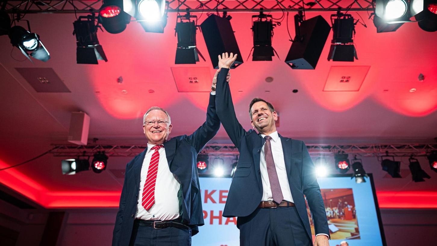 Der bisherige Wirtschaftsminister Olaf Lies (rechts) soll den langjährigen Ministerpräsidenten Stephan Weil beerben. Der bisherige Wirtschaftsminister Olaf Lies (rechts) soll den langjährigen Ministerpräsidenten Stephan Weil beerben.