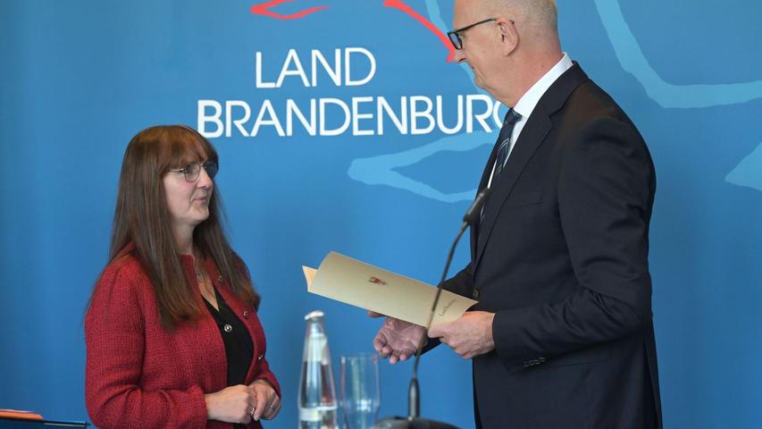 Sie hat ihren Rücktritt erklärt: Brandenburgs Innenminiserin Katrin Lange (SPD) bekommt aus den Händen von Ministerpräsident Dietmar Woidke die Entlassungsurkunde. Sie hat ihren Rücktritt erklärt: Brandenburgs Innenminiserin Katrin Lange (SPD) bekommt aus den Händen von Ministerpräsident Dietmar Woidke die Entlassungsurkunde.