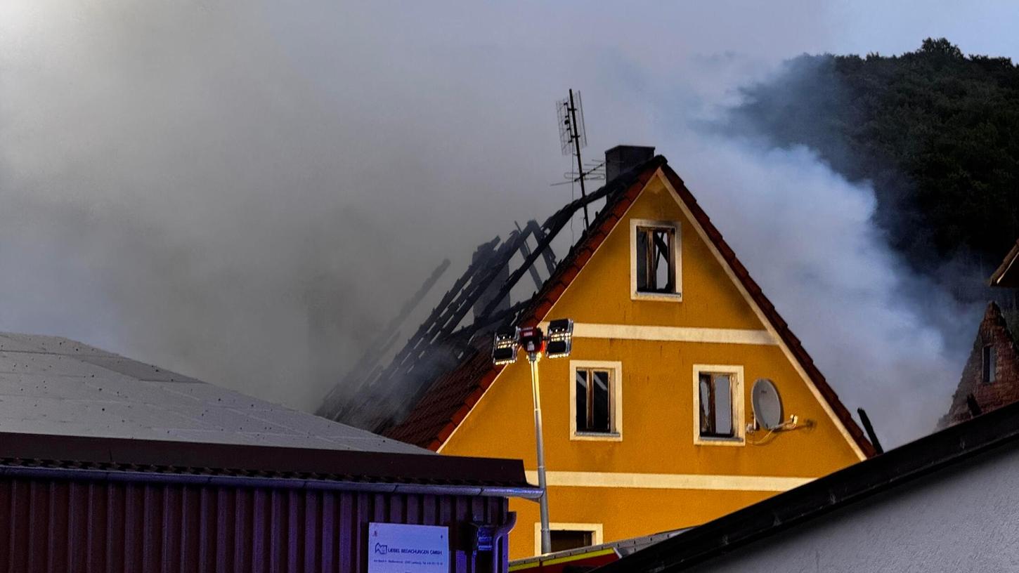 Bei Eintreffen der Feuer stand bereits der Dachstuhl eines Hauses in der Straße "Am Bach" in Vollbrand. Bei Eintreffen der Feuer stand bereits der Dachstuhl eines Hauses in der Straße "Am Bach" in Vollbrand.