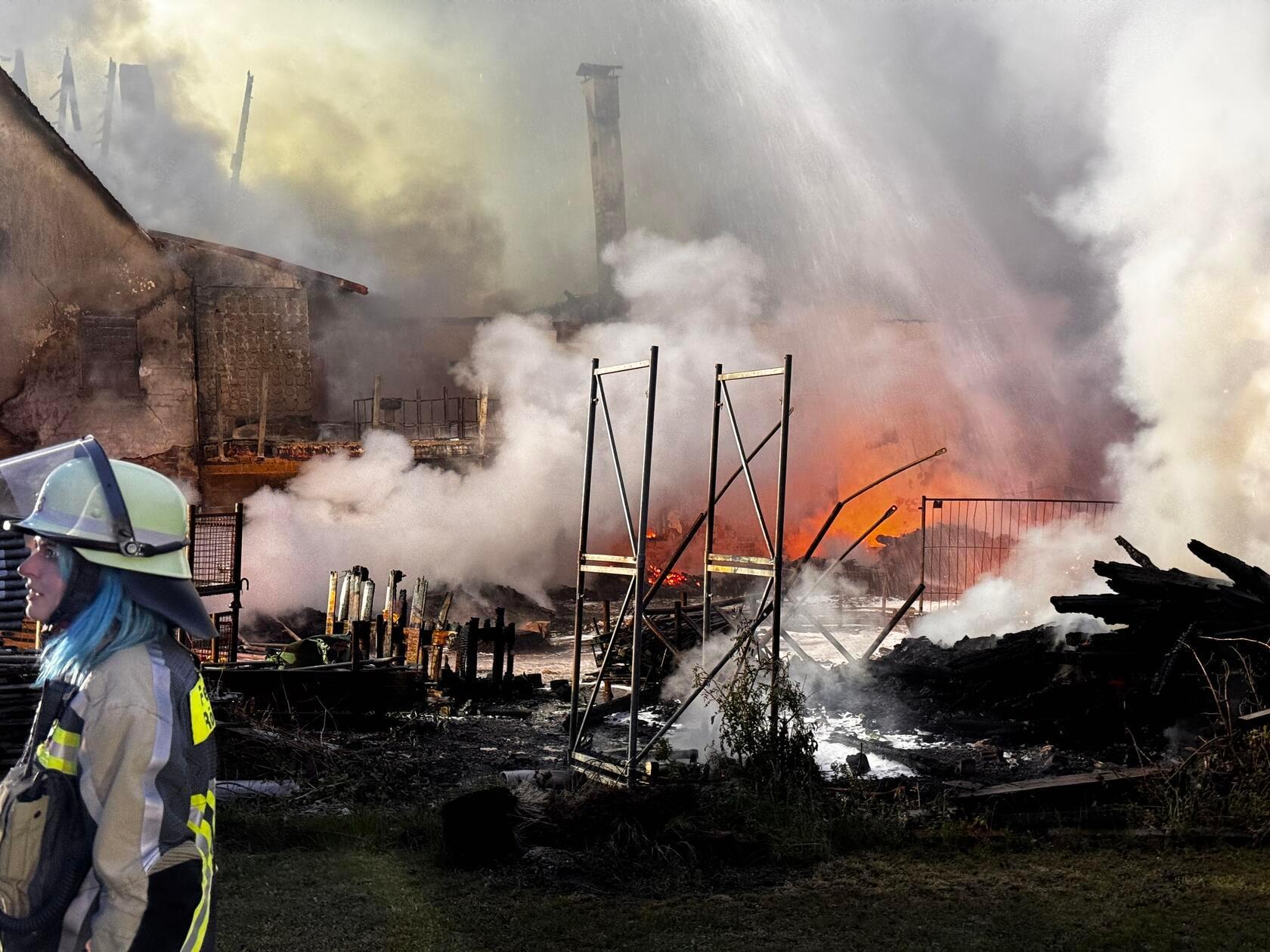 Zu einem Großeinsatz sind die Einsatzkräfte der Fe