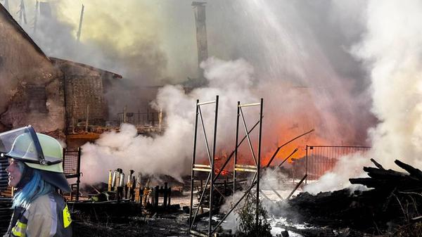 Zu einem Großeinsatz sind die Einsatzkräfte der Fe