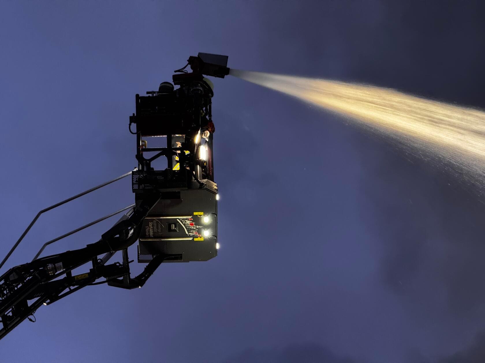 Um 22.00 Uhr, mehr als eine Stunde nach der ersten Meldung, dauern die Löscharbeiten weiter an.