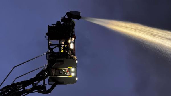 Um 22.00 Uhr, mehr als eine Stunde nach der ersten Meldung, dauern die Löscharbeiten weiter an.