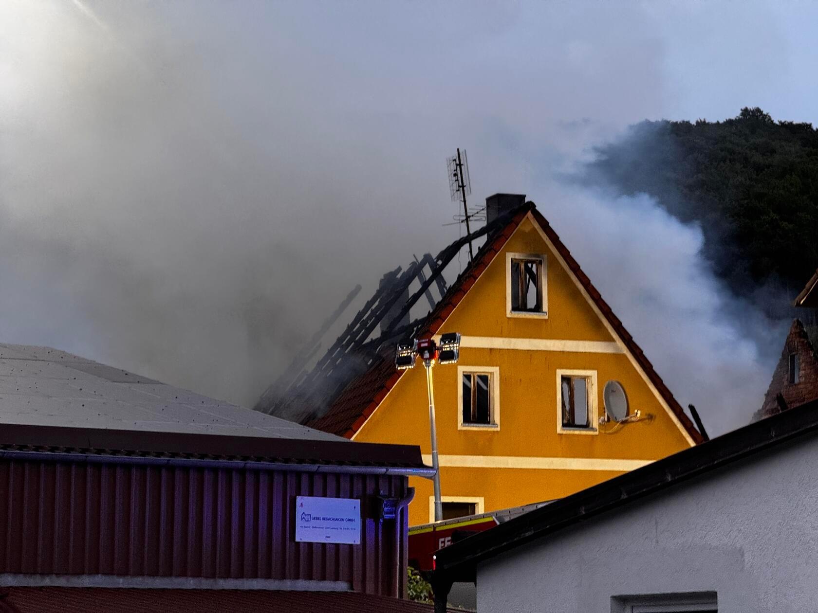 Gegen 5.18 Uhr war das Feuer gelöscht, die endgültigen Löscharbeiten werden aber noch bis Samstagmittag andauern, sagt ein Sprecher der Polizei.