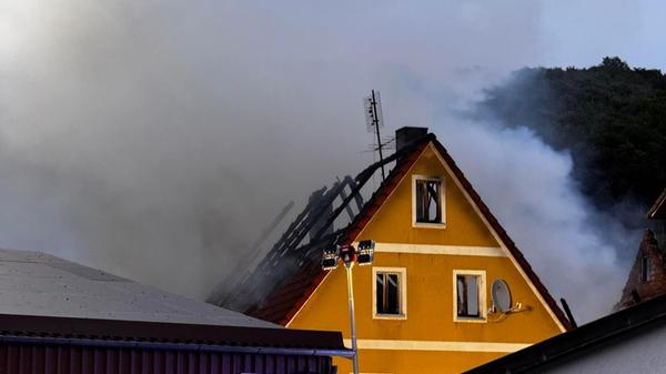Gegen 5.18 Uhr war das Feuer gelöscht, die endgültigen Löscharbeiten werden aber noch bis Samstagmittag andauern, sagt ein Sprecher der Polizei.