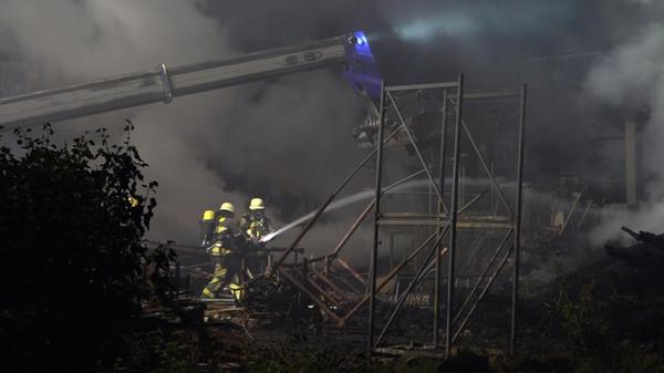 Vor Ort waren etwa 215 Einsatzkräfte tätig.