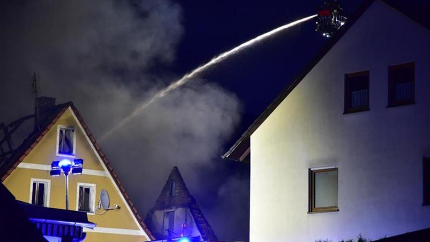 Am Freitagabend, 16. Mai 2025, brannte ein Wohnhaus in Weißenbrunn bei Leinburg, Landkreis Nürnberger Land, lichterloh. Am Freitagabend, 16. Mai 2025, brannte ein Wohnhaus in Weißenbrunn bei Leinburg, Landkreis Nürnberger Land, lichterloh.