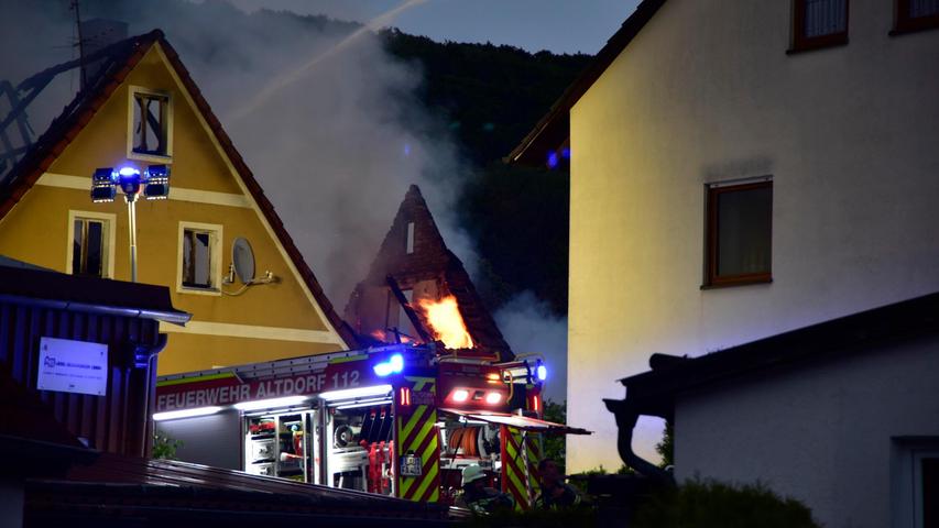 Am Freitagabend, 16. Mai 2025, brannte ein Wohnhaus in Weißenbrunn bei Leinburg, Landkreis Nürnberger Land, lichterloh. Am Freitagabend, 16. Mai 2025, brannte ein Wohnhaus in Weißenbrunn bei Leinburg, Landkreis Nürnberger Land, lichterloh.
