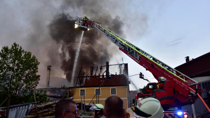 Am Freitagabend, 16. Mai 2025, brannte ein Wohnhaus in Weißenbrunn bei Leinburg, Landkreis Nürnberger Land, lichterloh. Am Freitagabend, 16. Mai 2025, brannte ein Wohnhaus in Weißenbrunn bei Leinburg, Landkreis Nürnberger Land, lichterloh.