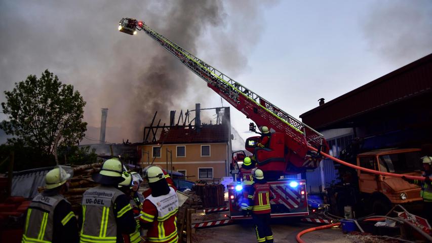 Am Freitagabend, 16. Mai 2025, brannte ein Wohnhaus in Weißenbrunn bei Leinburg, Landkreis Nürnberger Land, lichterloh. Am Freitagabend, 16. Mai 2025, brannte ein Wohnhaus in Weißenbrunn bei Leinburg, Landkreis Nürnberger Land, lichterloh.