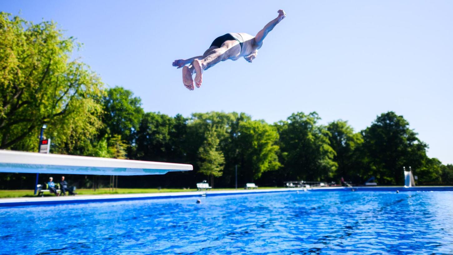 Der Besuch im Freibad könnte für viele teurer werden. (Archivbild) Der Besuch im Freibad könnte für viele teurer werden. (Archivbild)