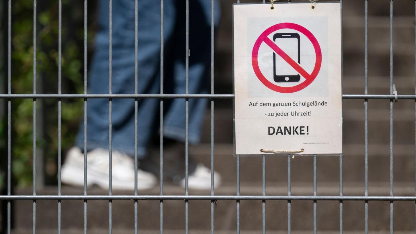Grundsätzlich ist der Umgang mit Mobiltelefonen in Schulen Sache der Länder. (Symbolbild) Grundsätzlich ist der Umgang mit Mobiltelefonen in Schulen Sache der Länder. (Symbolbild)