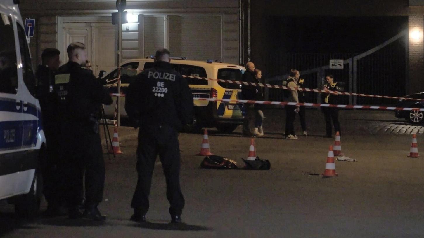 Der Polizist schwebte zwischenzeitlich in Lebensgefahr und wurde in einem Krankenhaus notoperiert. Der Polizist schwebte zwischenzeitlich in Lebensgefahr und wurde in einem Krankenhaus notoperiert.