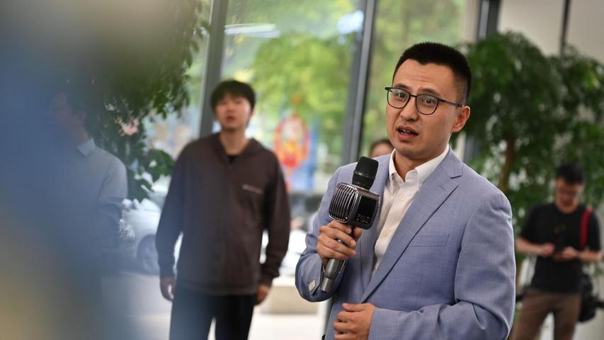 Liang Liang geht nicht davon aus, dass Roboter Menschen Arbeitsplätze streitig machen. Liang Liang geht nicht davon aus, dass Roboter Menschen Arbeitsplätze streitig machen.