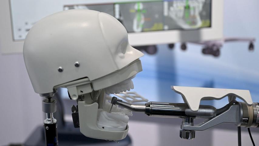 Roboter könnten in Zukunft auch an Zahnimplantaten arbeiten. Roboter könnten in Zukunft auch an Zahnimplantaten arbeiten.