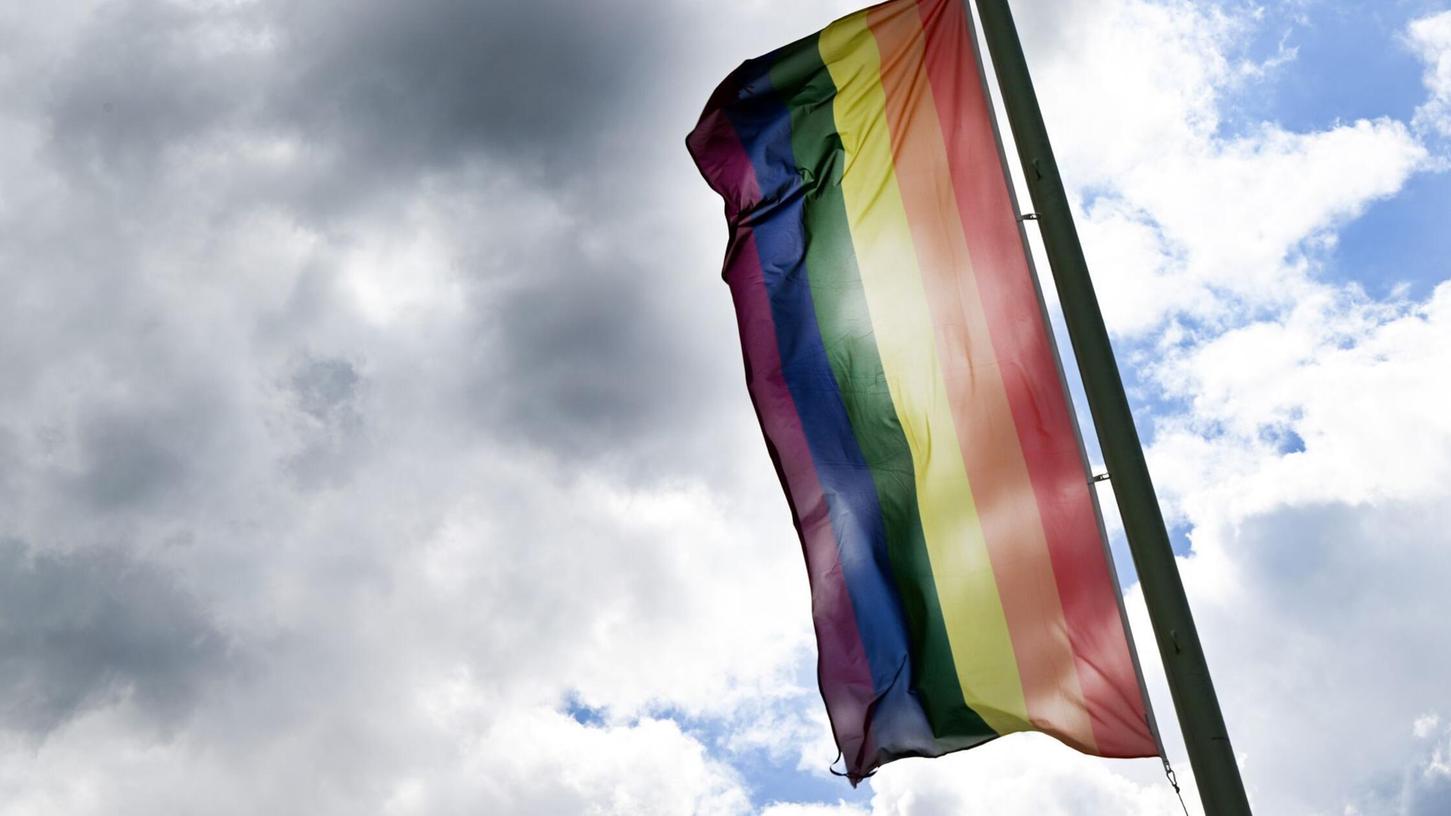 Der Interessenverband für queere Menschen zeigt sich angesichts des gesellschaftlichen Klimas in Deutschland beunruhigt. (Archivfoto) Der Interessenverband für queere Menschen zeigt sich angesichts des gesellschaftlichen Klimas in Deutschland beunruhigt. (Archivfoto)