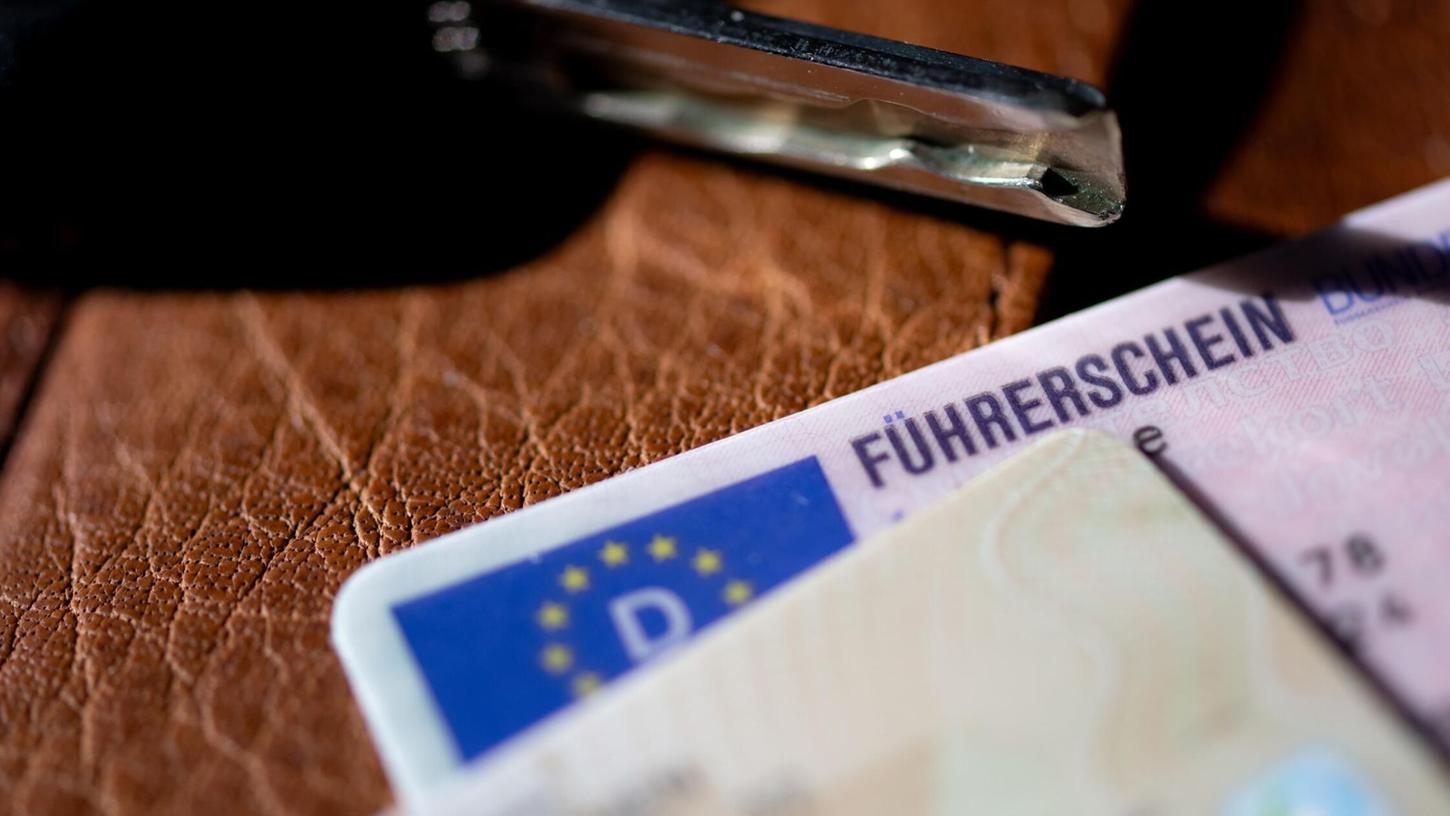 Kurz vor der Führerscheinprüfung wurde eine Frau bei Fahrübungen in Höchstadt von der Polizei gestoppt. Kurz vor der Führerscheinprüfung wurde eine Frau bei Fahrübungen in Höchstadt von der Polizei gestoppt.