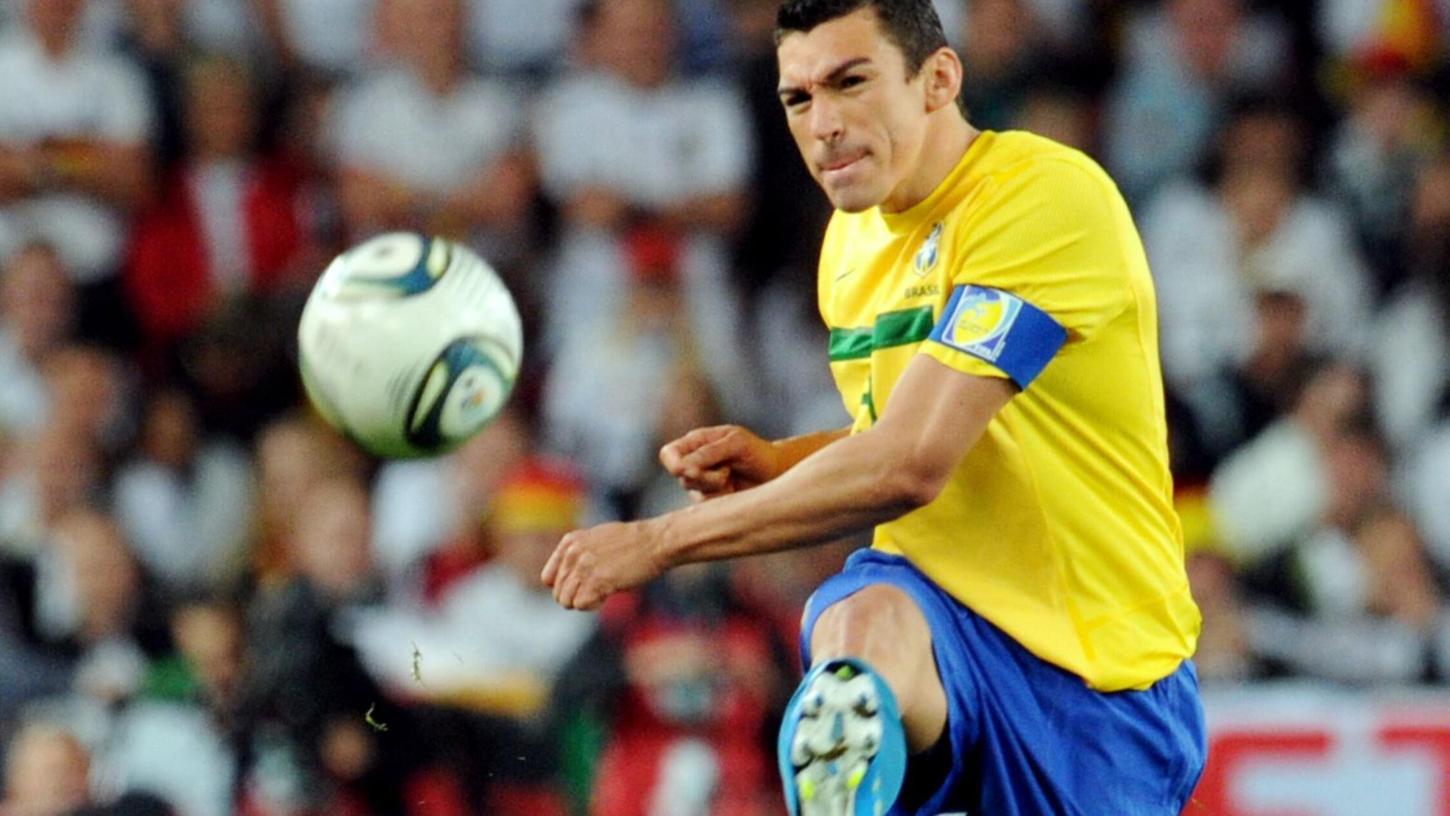 Der 47-Jährige frühere Bundesliga-Star Lúcio wird nach einem häuslichen Unfall in einem Krankenhaus in Brasilia wegen Verbrennungen behandelt. Der 47-Jährige frühere Bundesliga-Star Lúcio wird nach einem häuslichen Unfall in einem Krankenhaus in Brasilia wegen Verbrennungen behandelt.