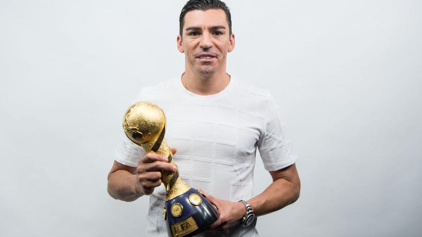 Der frühere brasilianische Weltmeister von 2002 und Bundesliga-Star Lúcio hat sich bei einem häuslichen Unfall Verbrennungen zugezogen. Der frühere brasilianische Weltmeister von 2002 und Bundesliga-Star Lúcio hat sich bei einem häuslichen Unfall Verbrennungen zugezogen.