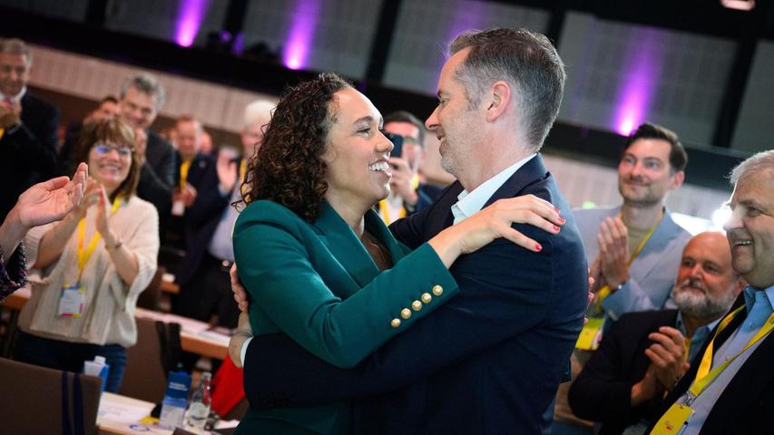 Glückwunsch an die neue Generalsekretärin vom ebenfalls neuen Parteivorsitzenden Christian Dürr. Glückwunsch an die neue Generalsekretärin vom ebenfalls neuen Parteivorsitzenden Christian Dürr.