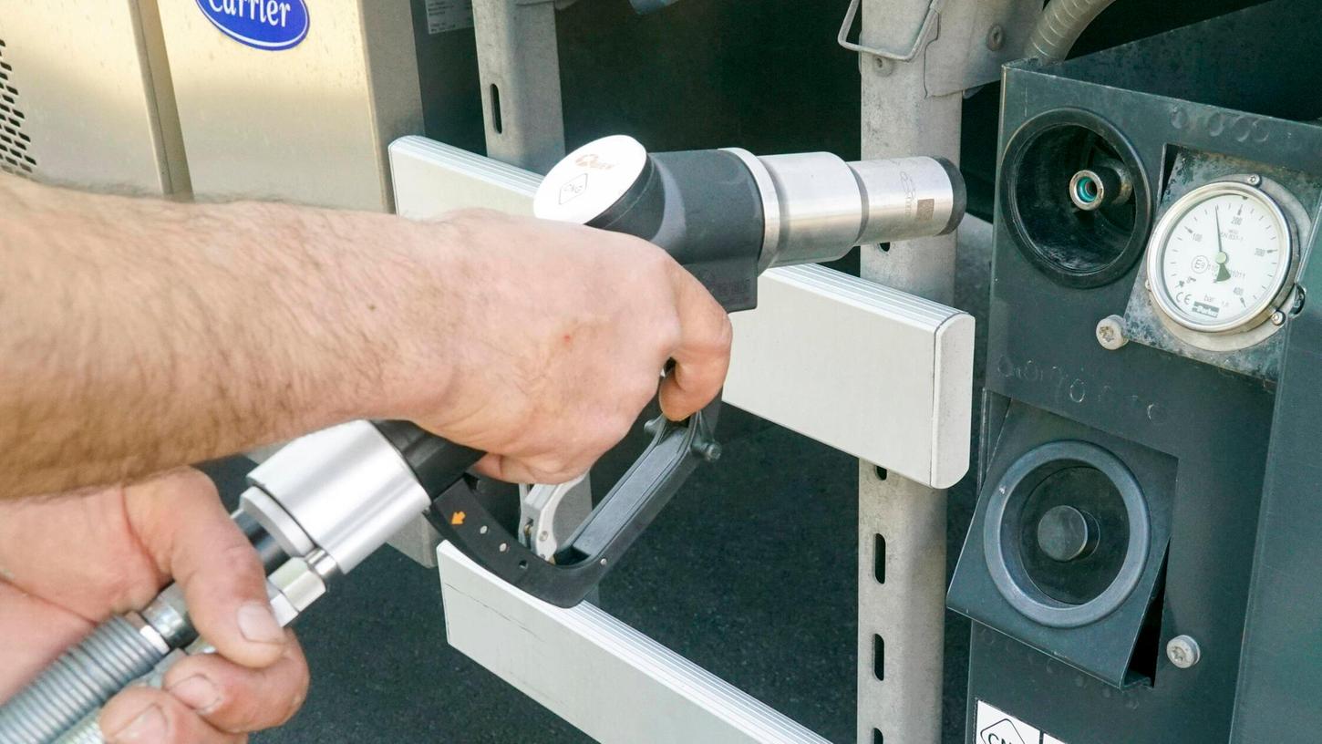 Das Auftanken an der Tankstelle wollte sich ein Unbekannter im Kreis Roth sparen - und zapfte statt der Säule den Tank eines geparkten Lastwagens an (Symbolbild). Das Auftanken an der Tankstelle wollte sich ein Unbekannter im Kreis Roth sparen - und zapfte statt der Säule den Tank eines geparkten Lastwagens an (Symbolbild).