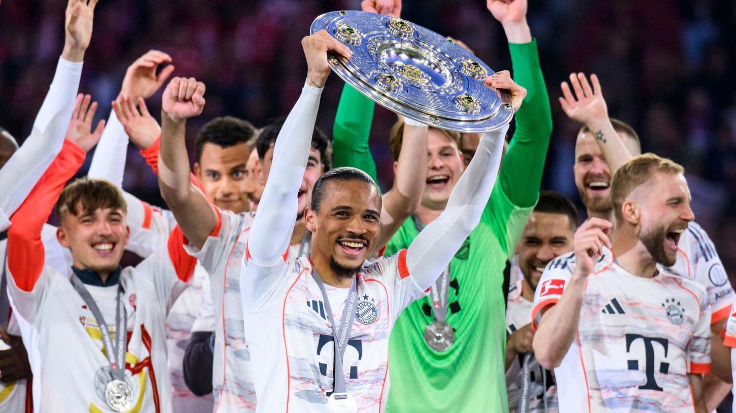 Die Zukunft von Nationalspieler Leroy Sané, hier mit der Meisterschale, ist weiter offen. Die Zukunft von Nationalspieler Leroy Sané, hier mit der Meisterschale, ist weiter offen.