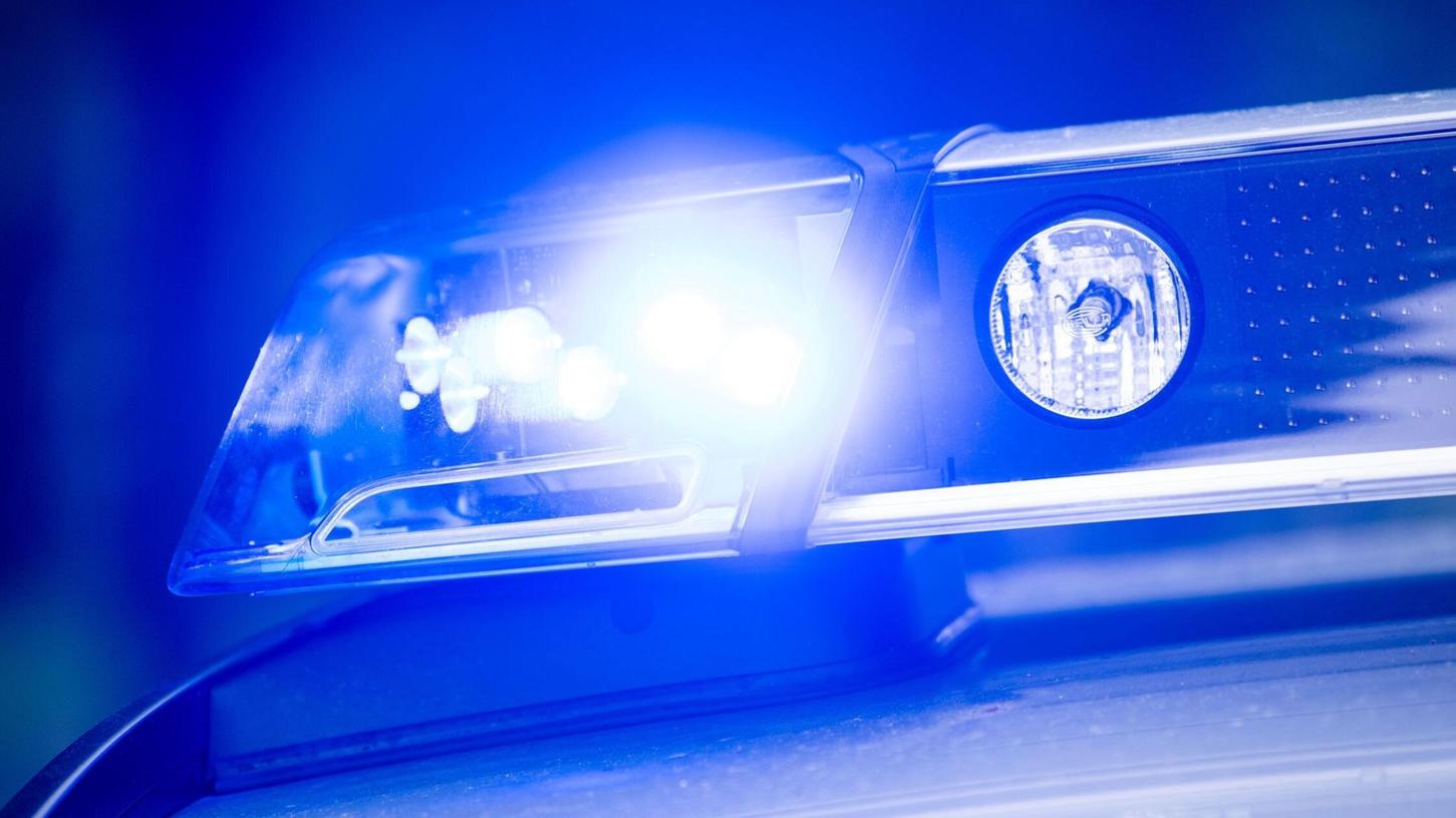 Insgesamt wurden bei dem Unfall vier Menschen verletzt, zwei von ihnen schwer. (Symbolbild) Insgesamt wurden bei dem Unfall vier Menschen verletzt, zwei von ihnen schwer. (Symbolbild)