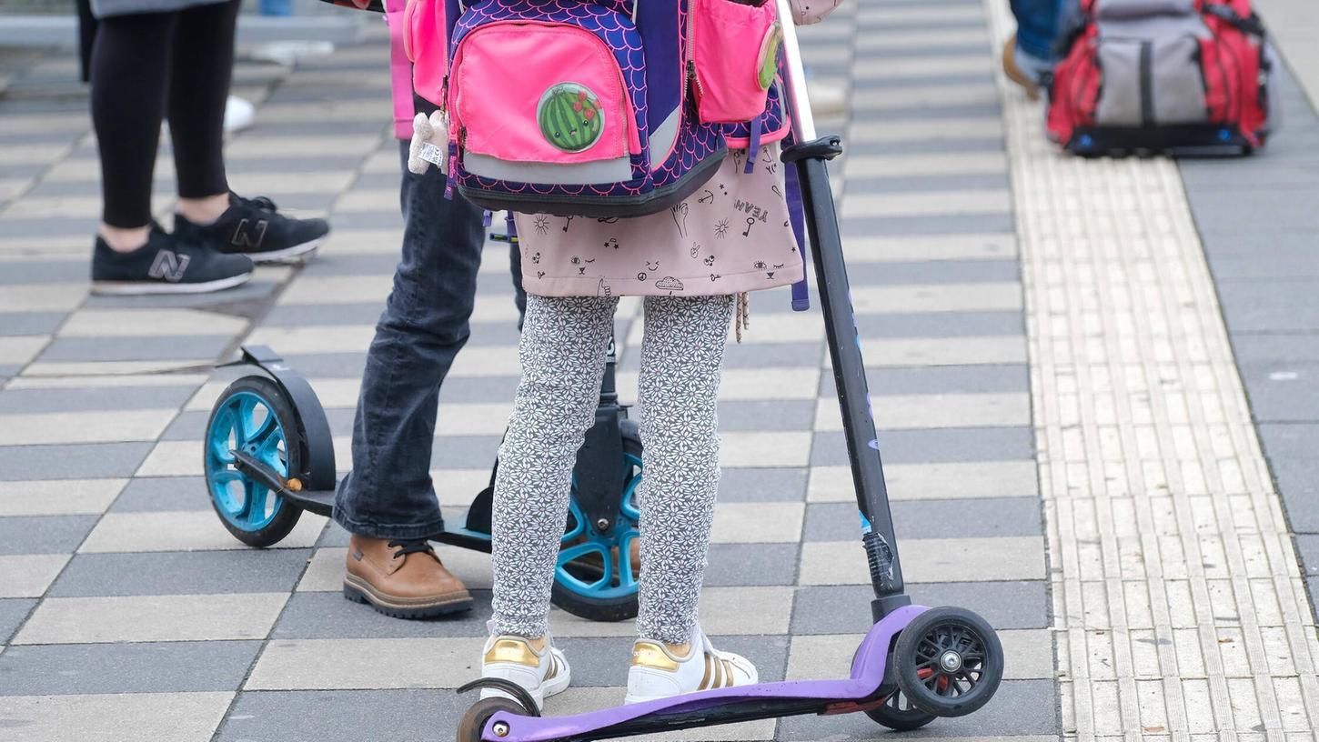Zwei Mädchen sind auf ihren Rollern kollidiert. Zwei Mädchen sind auf ihren Rollern kollidiert.