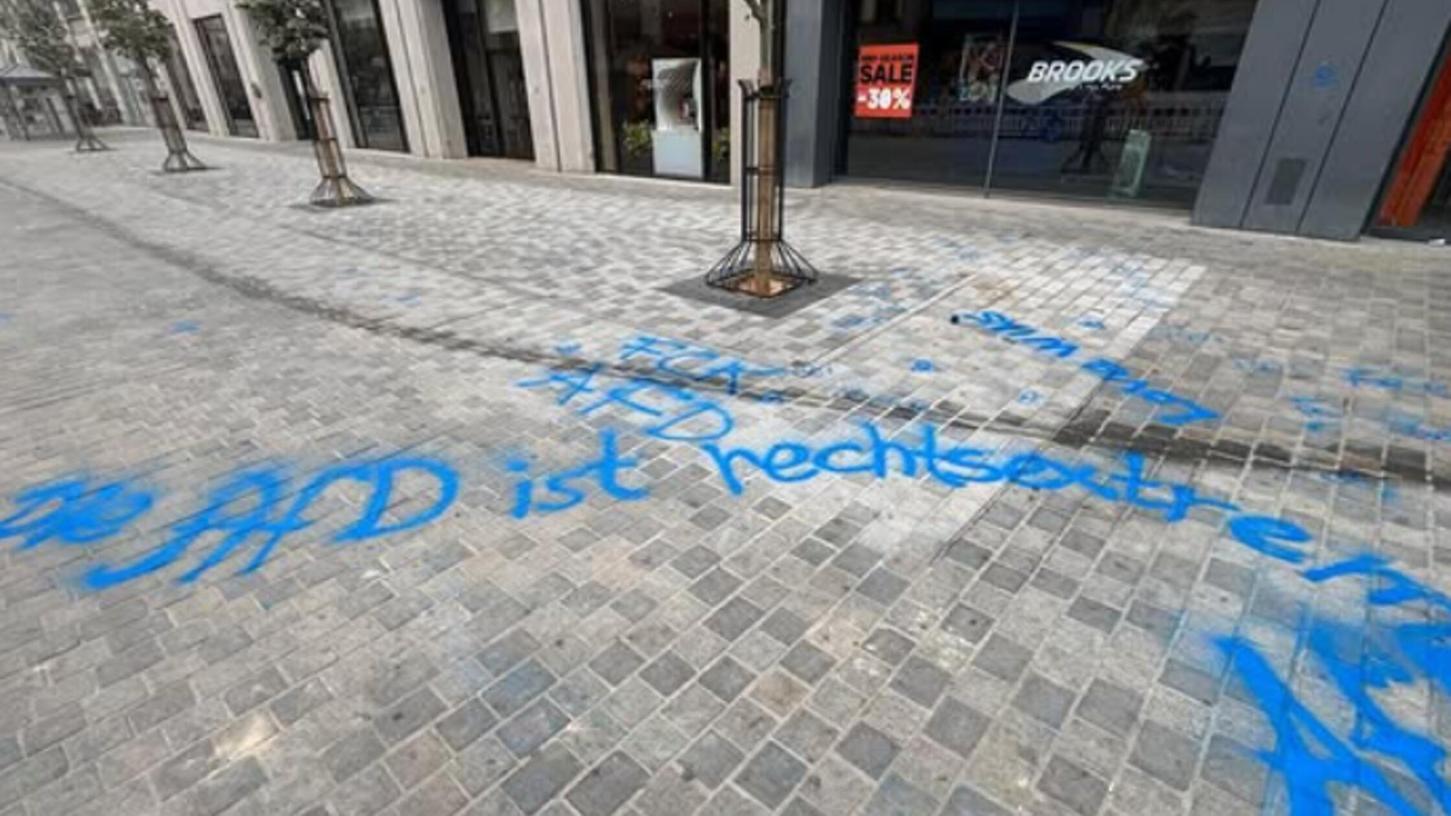 Unter anderem dieser Schriftzug tauchte am Samstagmorgen am Ludwigsplatz in der Nürnberger Innenstadt auf. Unter anderem dieser Schriftzug tauchte am Samstagmorgen am Ludwigsplatz in der Nürnberger Innenstadt auf.