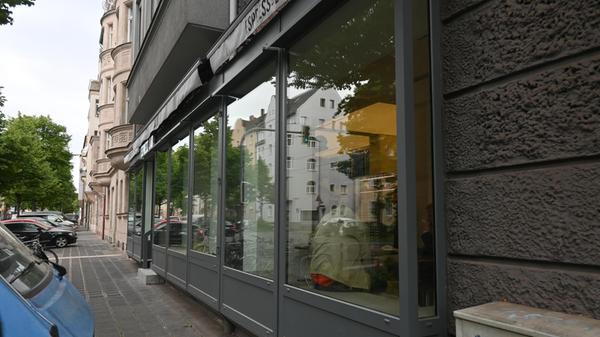 Nicht nur die Fassade in der Nibelungenstraße 28 ist nun ganz anders, sondern auch das Innere der Ladenfläche hat sich eklatant geändert.