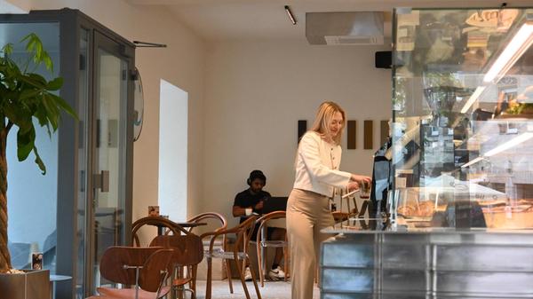 Die beiden Etagen, die es so schon im "Blumen Martin" gab, sind geblieben. Die Räumlichkeiten an sich wirken durch die helle Wandfarbe und die klaren Designelemente sehr viel geräumiger. Überhaupt ist die Ladenfläche heller geworden.