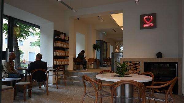 Direkt im Eingangsbereich erkennt der Besucher oder die Besucherin, die klare Designlinie, die hier Einzug gehalten hat. In einem Gespräch mit der Redaktion im Januar versprach Espressolab-Geschäftsführer Özgur Cam nicht weniger als "das modernste Espressolab überhaupt" zu eröffnen - das Innendesign soll mit italienischen Glasbausteinen überzeugen. "Es soll eine Bereicherung für das durchaus gehobenere Viertel sein", führt Cam weiter aus.