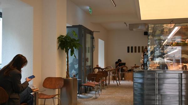 Die italienische Glasbausteine (rechts an der Theke) sind eingezogen. Cam hat außerdem italienische Fliesen auf den Boden verlegen lassen sowie als Verzierung an die Fassade der Sitzbänke anbringen lassen.