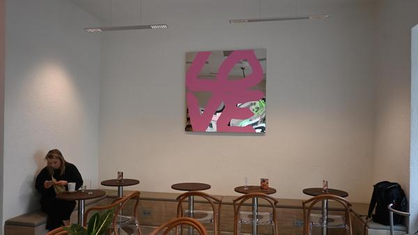 Italienische Designstühle und -tische sowie helles Licht, das nicht blenden soll, sind weitere Elemente, die diese Filiale des Espressolab hervorheben sollen, so Cam.