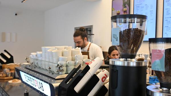 Besonders an dieser Filiale ist auch, dass sie die erste ist, die durch Franchisenehmer betrieben wird. Cam hatte im Januar angekündigt, das Unternehmen als Franchise bundesweit und in der Schweiz zu vergrößern. Özlem Demir und Deniz Bahadir aus Nürnberg haben Gastronomie-Erfahrung und sind jetzt die Betreiber der Filiale in der Nibelungenstraße 28.