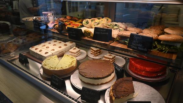 Das Sortiment - sowohl die Kaffeespezialitäten, als auch das Angebot an Speisen - ist ebenfalls identisch zu den anderen Anlaufstellen. Neben Kuchen und Gebäcken gibt es auch Deftiges wie Wraps, Panini und seit Neuestem auch Bowls.