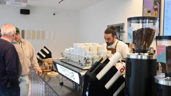 Der softe Start des neuen Cafés in der Südstadt sei überraschend gut verlaufen, sagt Betreiberin Özlem Demir. "Es hat unsere Erwartungen übertroffen, wir hatten viel Ansturm." Geschäftsführer Cam ist ebenfalls glücklich: "Es war die schönste Eröffnung, die wir bislang hatten."