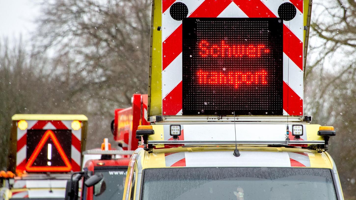 Bei der Kollision mit einem Schwertransporter blieb ein 50-jähriger Fahrer unverletzt. Für einen Beifahrer hätte es wohl tödlich geendet. (Symbolbild) Bei der Kollision mit einem Schwertransporter blieb ein 50-jähriger Fahrer unverletzt. Für einen Beifahrer hätte es wohl tödlich geendet. (Symbolbild)