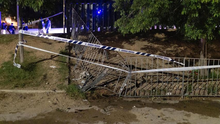 Die Polizei nahm die Unfallfahrerin fest. Zwei Tage später wurde sie unter Auflagen auf freien Fuß gesetzt. Die Polizei nahm die Unfallfahrerin fest. Zwei Tage später wurde sie unter Auflagen auf freien Fuß gesetzt.