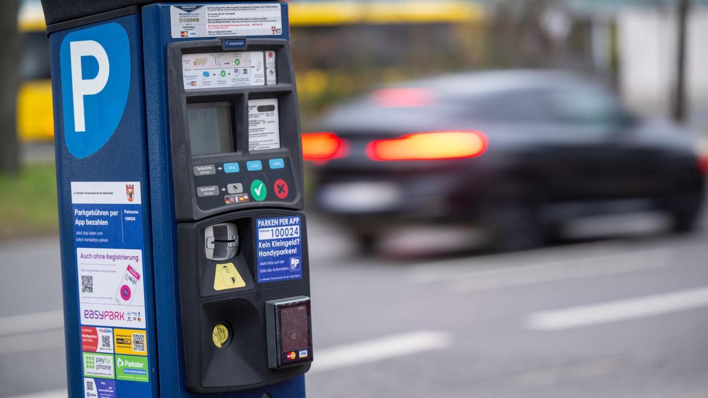 Inzwischen sind QR-Codes an Parkautomaten weit verbreitet. Das machen sich einige Betrügerinnen und Betrüger zu eigen. (Symbolbild) Inzwischen sind QR-Codes an Parkautomaten weit verbreitet. Das machen sich einige Betrügerinnen und Betrüger zu eigen. (Symbolbild)