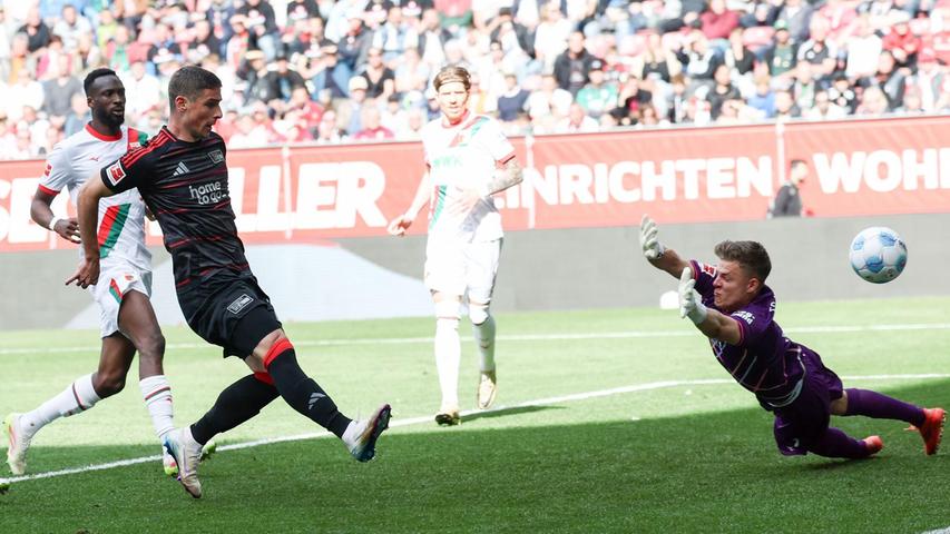 Berlins Matchwinner Andrej Ilic (l) bei seinem ersten Tor zum 1:1. FCA-Torwart Finn Dahmen ist chancenlos. Berlins Matchwinner Andrej Ilic (l) bei seinem ersten Tor zum 1:1. FCA-Torwart Finn Dahmen ist chancenlos.