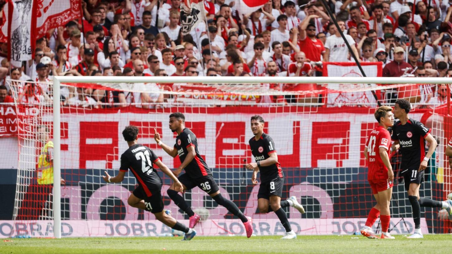 Frankfurts Profis jubeln über das Erreichen der Champions League. Frankfurts Profis jubeln über das Erreichen der Champions League.