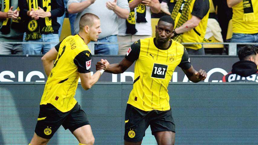 Serhou Guirassy (r) brachte den BVB früh in Führung. Serhou Guirassy (r) brachte den BVB früh in Führung.